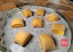 Illustration of how to cut pumpkin steamed buns 11
