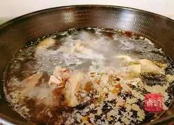 Illustration of how to make red date, seafood, mushroom and chicken soup 3