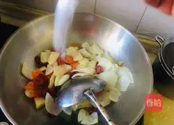Illustration of how to make fried sausage with onions and carrots 5