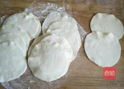  Illustration of how to make dumplings stuffed with dried radish leaves and pork stuffing 17