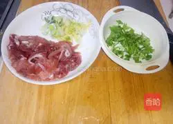 Illustration of how to make hand-rolled pork shredded noodles 1