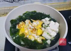 Illustration of how to make wakame tofu soup 8