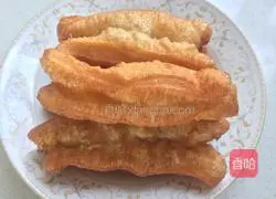 Illustration of how to make crispy fried dough sticks 12