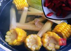 Illustration of how to make hot sugarcane corn soup 7