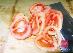 Illustration of how to make scissor noodles with tomatoes poured with oil 9