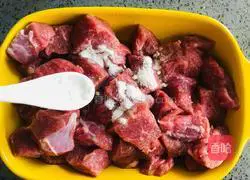 Simple and delicious recipe for beef cubes with king oyster mushrooms 4