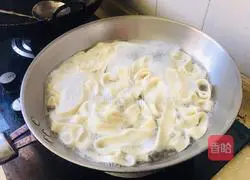 Illustration of how to stir-fry dried chili and shredded potatoes with noodles 14