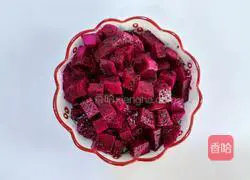 Illustration of how to make dragon fruit milkshake 2