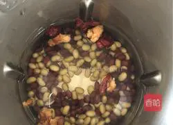 Illustration of how to make red dates and red bean soy milk 3