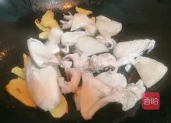 Illustration of how to make chicken soup with cuttlefish and lotus seeds 8