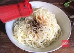 Illustration of how to make noodles with scallion oil 4