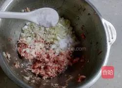 Illustration of how to make zucchini and fresh meat pot stickers 3