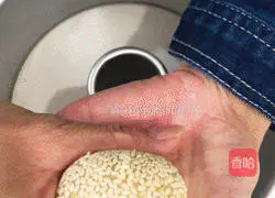 Illustration of how to make garland bread 8