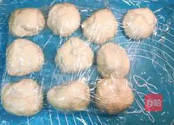 Illustration of how to make 65-degree tangzhong hamburger embryos 11