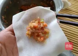 Illustration of how to make carrot and fresh meat wontons 6