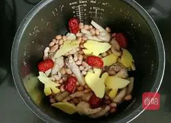  Illustration of how to make peanut, red dates and chicken feet soup 8