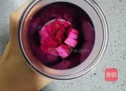 Illustration of how to make dragon fruit milkshake 4