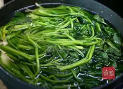 Illustration of how to make spinach with nuts 2