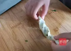 Illustration of how to make scallion pancake (dumpling skin version) 9