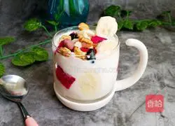 Illustration of how to make fruit and nut yogurt cups 7