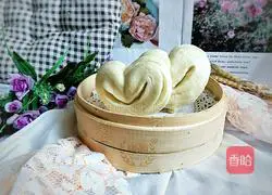 Illustration of how to make heart-shaped white steamed buns 18