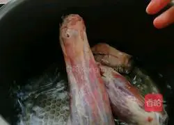 Illustration of how to make corn and mutton leg soup 1