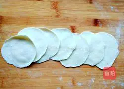 Illustration of how to make leek, egg and shrimp dumplings 7