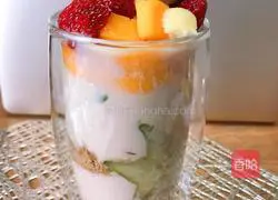 Illustration of how to make fruit yogurt wood bran cup 11