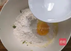 Illustration of how to make celery and egg pancakes 7