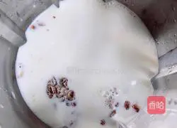 Illustration of how to make black corn rose milk drink 8