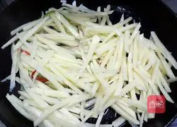 How to make vinegar-coated potato shreds Illustration 5