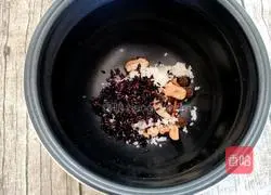 Illustration of how to make nourishing longan, red dates and black rice soup 5