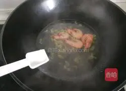 Illustration of how to make shrimp and spinach noodles 9