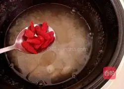 Illustration of how to make lotus seed lily and white fungus sugar water 10