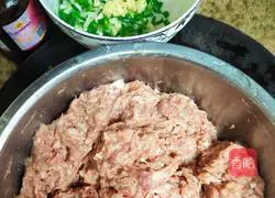 Thin-skinned stuffing Illustration of how to make big meat buns 2