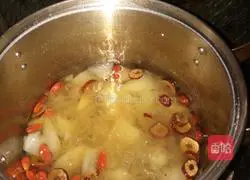 Illustration of how to make rock sugar snow pear and white fungus soup 4