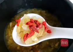 Illustration of how to make mung bean, lily and tremella soup 6