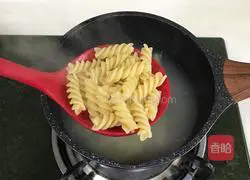 Illustration of how to make bacon and green pepper pasta 5