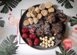 Moisten the lungs and relieve dryness | Illustration of how to make lotus seeds, horseshoes and chestnut syrup 1