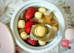 Illustration of how to make red dates, white fungus and lotus seed soup 9