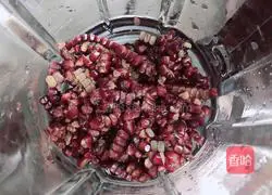 Illustration of how to make black corn rose milk drink 7