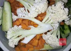 Illustration of how to make colorful braised noodles 1