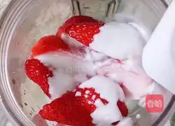 Strawberry Banana Milkshake Recipe Illustration 7