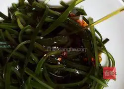 Red oil minced garlic and shredded kelp Practice illustration 4