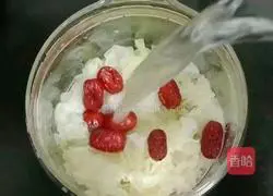 Illustration of how to make apple and white fungus syrup 8