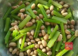 Illustration of how to stir-fry celery and peanuts 9