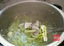 Illustration of how to make celery and shark soup 13