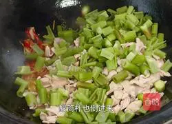 Stir-fried wild vegetable and sour tube stalks with fat sausage Illustration of how to make spicy, sour, chewy and delicious rice dishes 6