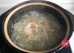 Illustration of how to make rock sugar, snow pear and white fungus soup 7