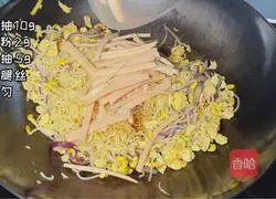 Illustration of how to make fried instant noodles with eggs 5
